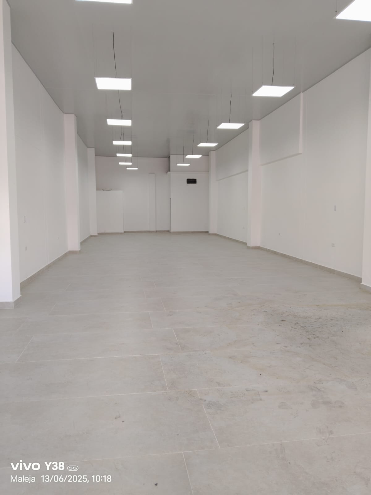 Local comercial con alta visibilidad foto 3