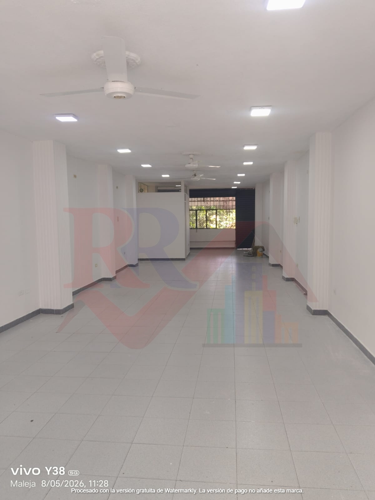 Local comercial con alta visibilidad foto 5