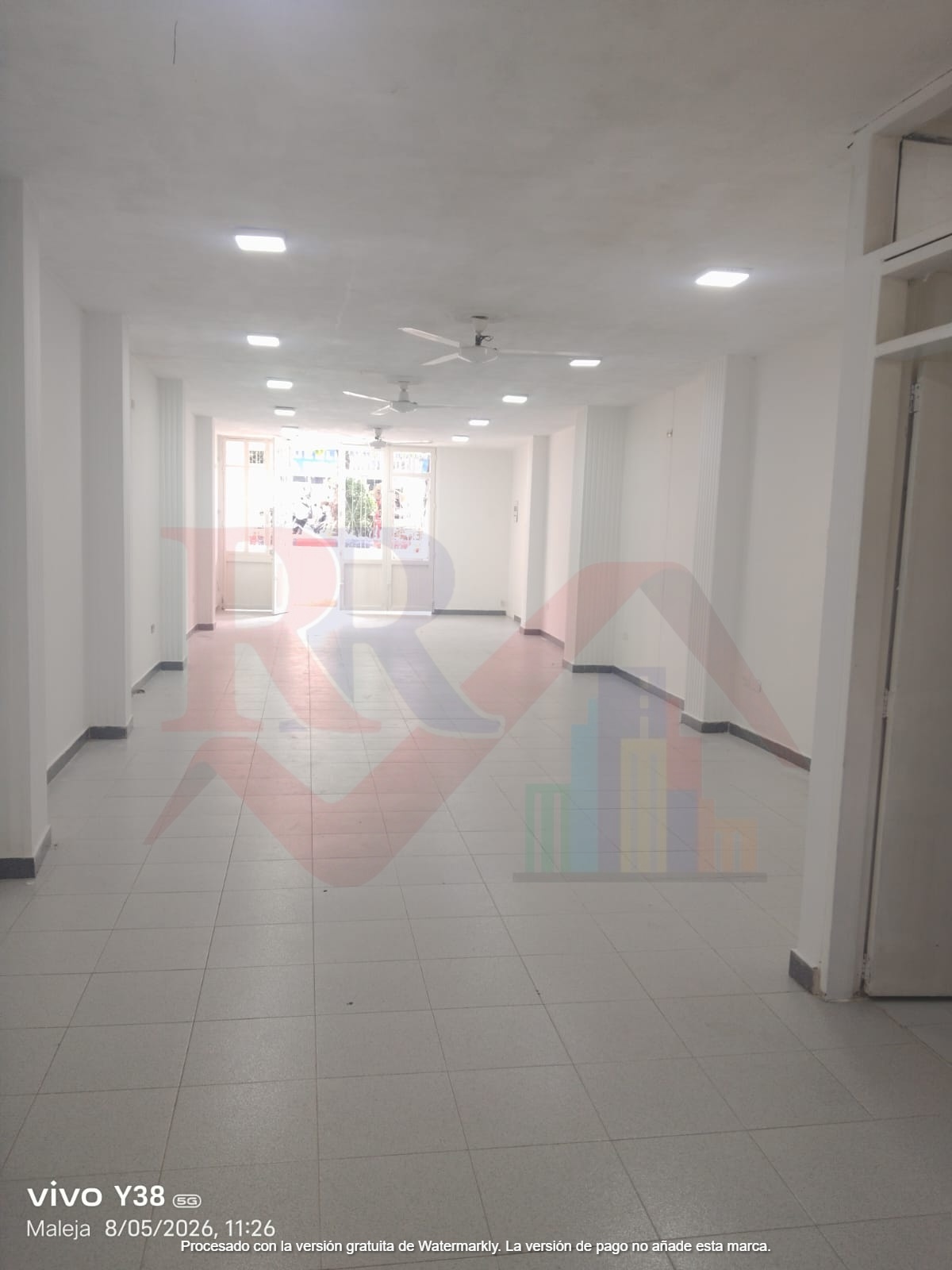 Local comercial con alta visibilidad foto 6