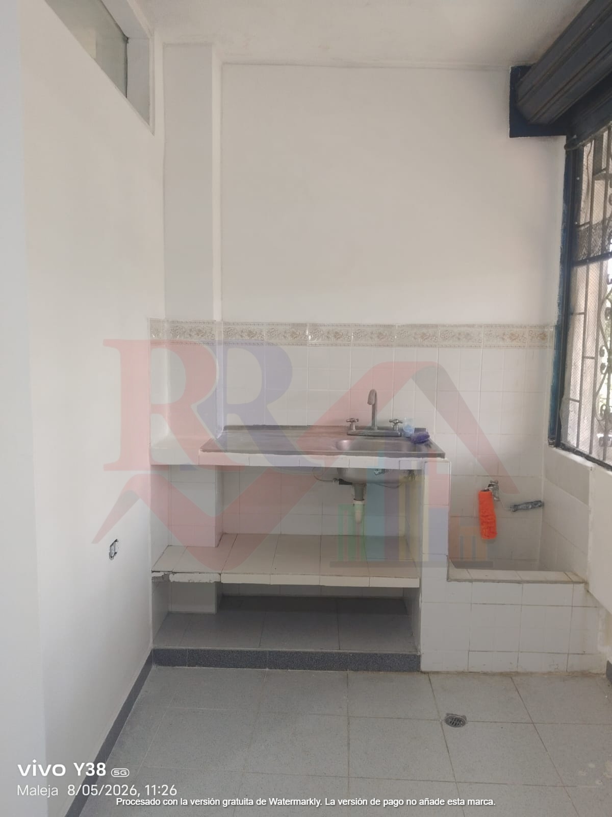 Local comercial con alta visibilidad foto 9