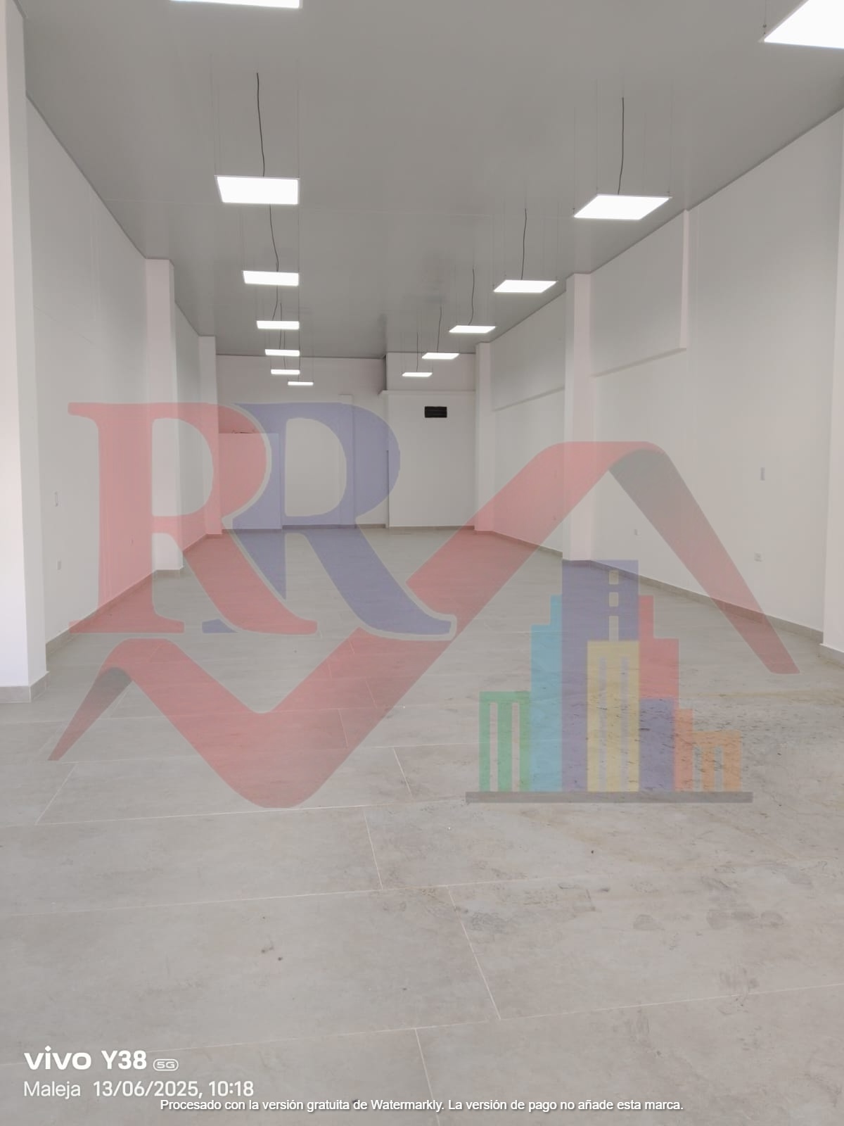 Local comercial con alta visibilidad foto 3
