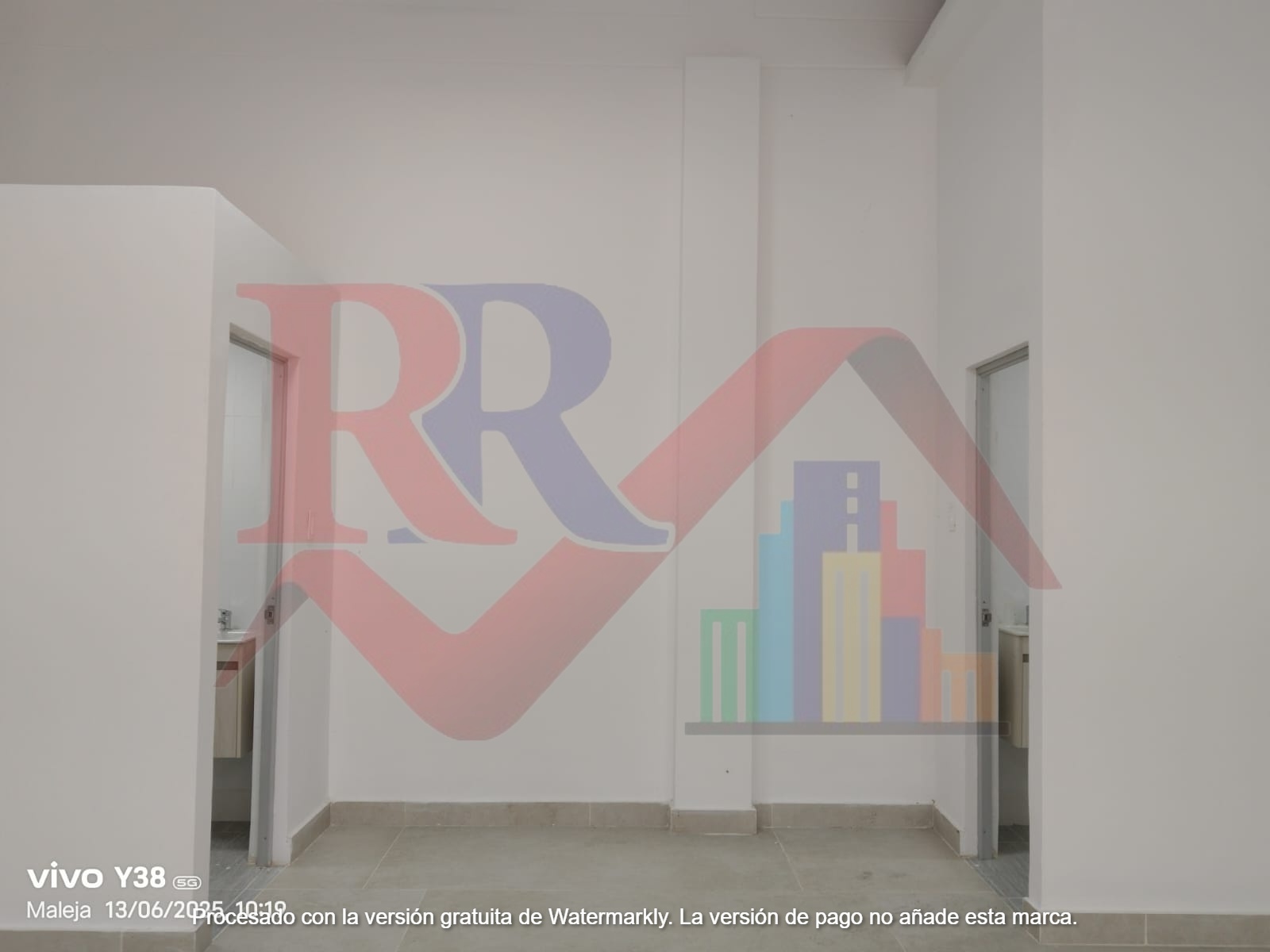 Local comercial con alta visibilidad foto 4