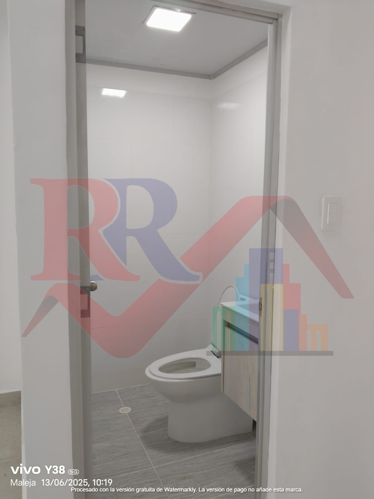 Local comercial con alta visibilidad foto 5